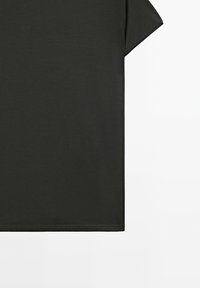 Mørkegrå kortærmet t-shirt lavet af blødt stof, med rund halsudskæring og lige snit, samt pæne sømme langs kanten.