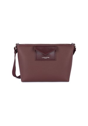 Borsa a tracolla in pelle bordeaux con texture a nubuck, un pannello liscio e il logo sul fronte. Dotata di una tracolla regolabile e chiusura con zip.