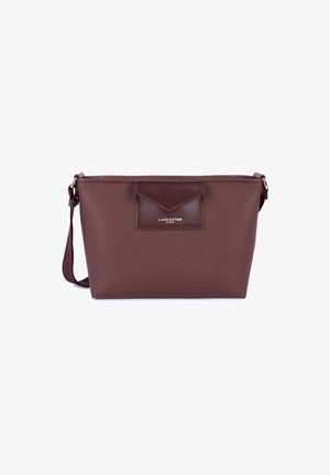 Borsa a tracolla in pelle bordeaux con texture a nubuck, un pannello liscio e il logo sul fronte. Dotata di una tracolla regolabile e chiusura con zip.