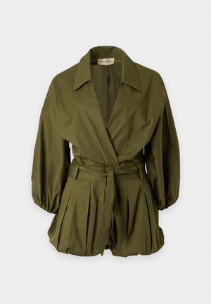 Olijfgroene romper met lange mouwen, een brede kraag, riem in de taille, geplooide shorts en elastische manchetten aan de mouwen.