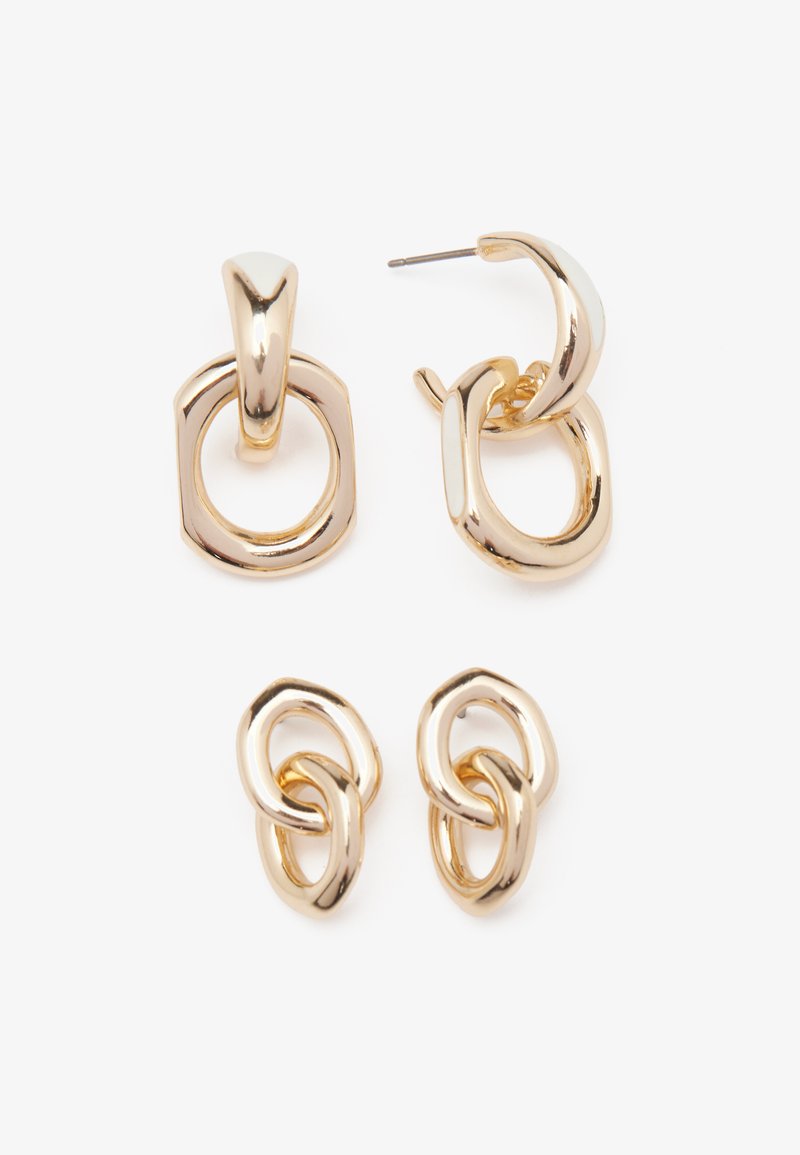 Boucles d'oreilles dorées présentant un mélange de formes géométriques : un carré, un cercle et des designs ovales entrelacés avec une finition polie.