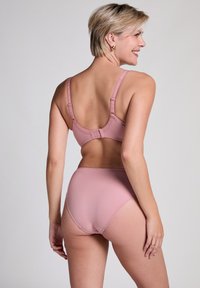 Rosa bikini set met een eenvoudig ontwerp, verstelbare schouderbanden en haaksluiting op de rug. Glad textuur en een broekje met volledige bedekking.