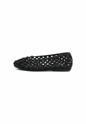 Bailarina negra trenzada con puntera redondeada, que presenta un detalle decorativo de nudo y una suela flexible. El material parece ligero y transpirable.