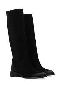 Knöchelhöhe schwarze Wildlederstiefel mit glattem Zehenbereich und niedrigem Blockabsatz, die ein nahtloses Design und eine weiche Textur aufweisen.