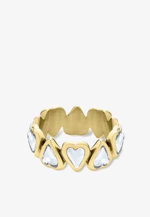 Goldring mit abwechselnd angeordneten, herzförmigen, klaren Edelsteinen rund um das Band und einer glatten, polierten Innenseite.