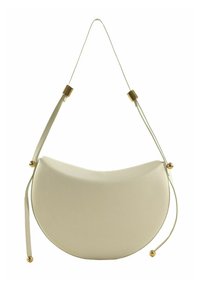 Sac à main en cuir couleur crème de forme semi-circulaire, doté d'une fine bandoulière ajustable et de détails métalliques dorés.