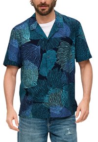 Korte mouwen shirt met een marineblauwe achtergrond, voorzien van ingewikkelde lichtblauwe en teal koraalachtige patronen. Knopen aan de voorkant, ontspannen pasvorm.