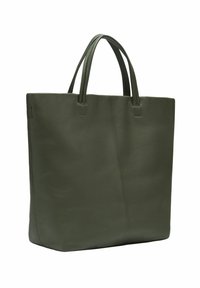 Grande borsa tote in pelle verde scuro, con due manici, superficie liscia e decorazioni cucite minime, in piedi su uno sfondo bianco.