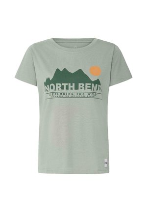 Lysegrønn T-skjorte med fjellgrafikk, oransje sol, og teksten "NORTH BEND Exploring the wild is where the adventure begins" på forsiden.