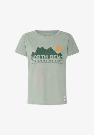 Lysegrønn T-skjorte med fjellgrafikk, oransje sol, og teksten "NORTH BEND Exploring the wild is where the adventure begins" på forsiden.