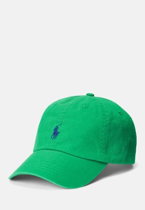 Boné de beisebol verde em algodão com uma aba curva, apresentando um logotipo azul bordado na frente e detalhes costurados ao longo das bordas.