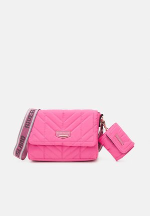 Roze doorgestikte crossbodytas met klep, bijpassend klein tasje bevestigd en verstelbare merkriem.