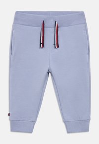 Pantalones jogger de color azul claro en una suave mezcla de algodón, con una cintura acanalada y cordones ajustables, y dobladillos ajustados. Incluye dos bolsillos laterales.