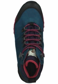 Blauwe wandelschoen met een zwarte rubberen zool, roze en paarse veters, leren bovenkant, gevoerde kraag en mesh voering voor extra comfort.