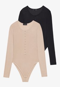 Deux bodysuits à manches longues : un en beige clair avec une patte de boutonnage et un noir. Fabriqués en tissu doux et extensible, les deux ont une coupe ajustée.