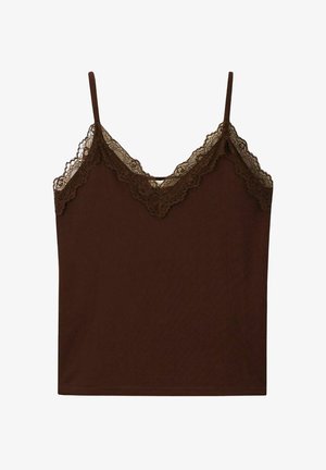 Camisole marron à fines bretelles avec bordure en dentelle le long de l'encolure en V et des bords supérieurs, présentée sur un fond blanc uni.