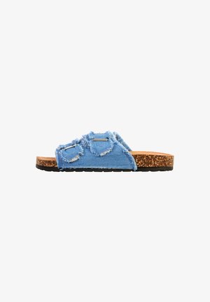 Slip-sandal med korksål og to justerbare lyseblå frynser af denim med metalspænder på hvid baggrund.