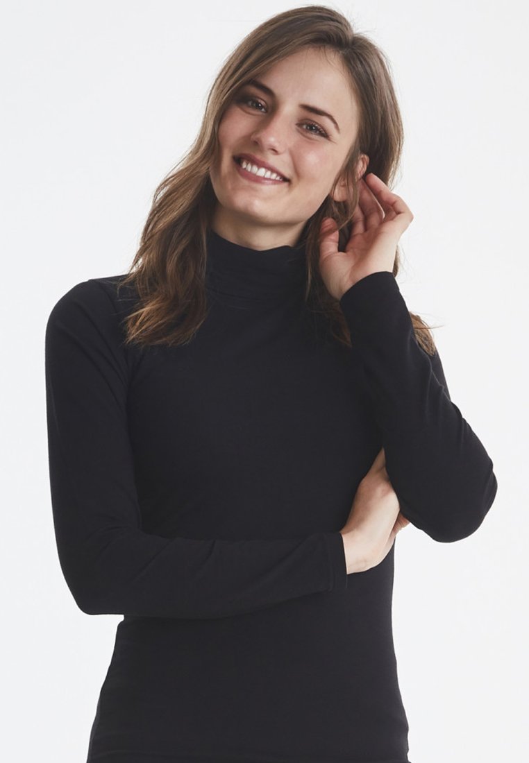 Sort langærmet turtleneck top lavet af strækbart materiale, med en tætsiddende design og blød tekstur, velegnet til lagdeling.