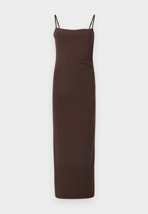 Robe longue marron sans manches avec fines bretelles spaghetti et léger froncé sur un côté.