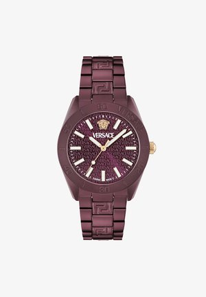 Orologio Versace con cassa e cinturino in plastica bordeaux intenso, caratterizzato da un quadrante decorato con il nome del marchio ripetuto, dettagli dorati e marcatori delle ore bianchi.