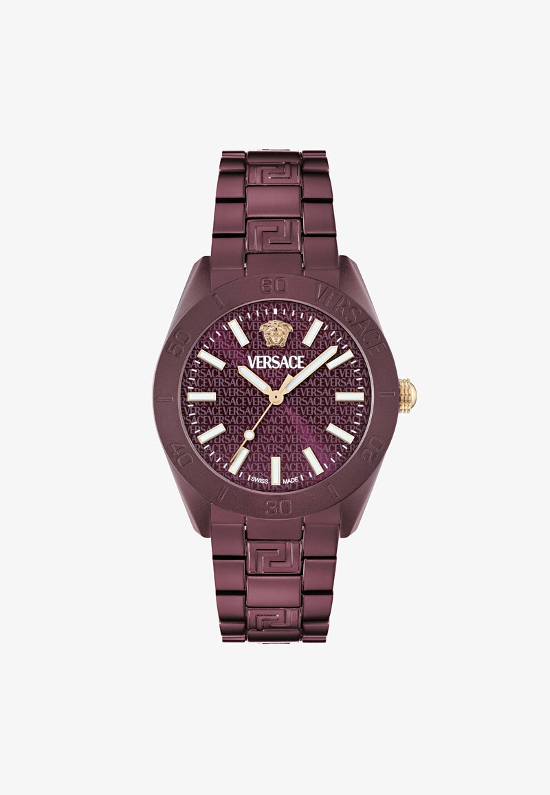 Versace kell sügava burgundi plastkorpuse ja rihmaga, millel on mustriline kellanägu, kus on korduv brändinimi, kullavärvi detailid ja valged tunni markerid.