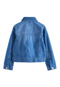 Kék farmerdzseki hosszú ujjal, begombolt mandzsettákkal és hajtókás gallérral, fehér háttéren hátulról mutatva.