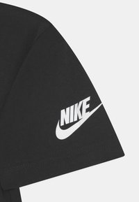 Nike Sportswear FUTURA EVERGREEN TEE UNISEX - T-shirt estampada - black
