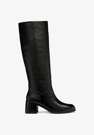 Bottes noires montantes en cuir lisse, avec un talon carré et un design minimaliste agrémenté de détails de couture discrets.