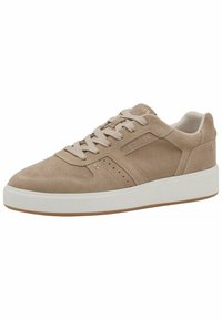 Sneaker bassa in suede beige con suola in gomma, punta rotonda e colletto imbottito. Presenta dettagli testurizzati e lacci tonalizzati.