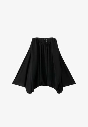 Črna široka bluza z dolgimi širokimi rokavi in nabranim izrezom, lahkotna tkanina ustvarja padajočo silhueto.