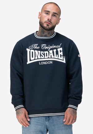 Marine sweatshirt met witte logo "The Original LONSDALE LONDON." Beschikt over geribde kraag en manchetten met contrasterende strepen. Zacht materiaal, ontspannen pasvorm.