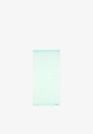 Serviette rectangulaire à rayures horizontales bleu clair et blanc avec des franges blanches aux deux extrémités et le texte "St. Barth" dans un coin.