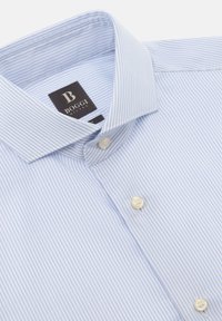 Camicia a righe azzurro chiaro con colletto button-down, realizzata in tessuto liscio, con bottoni bianchi e un'etichetta con logo nera all'interno del colletto.