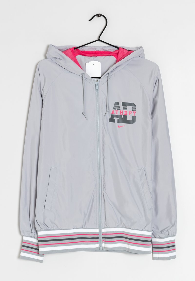 Ljusgrå huvtröja med dragkedja, rosa foder och randiga muddar. Har "ATHDPT"-logotyp i mörkgrått och rosa accenter.