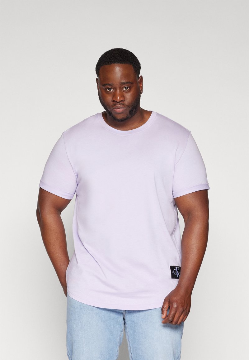Calvin Klein Jeans Plus PLUS BADGE TURN UP SLEEVE - Βασικό μπλουζάκι - pastel lilac