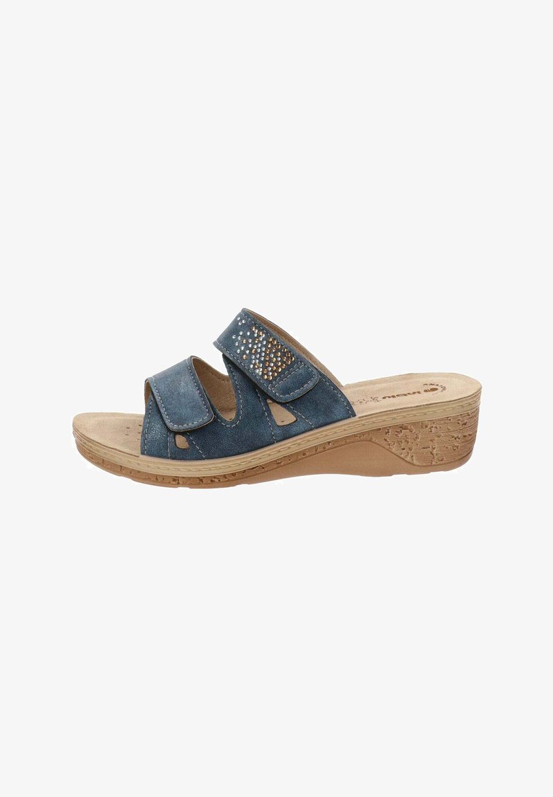 Sandales à talons compensés en suède bleu avec deux brides réglables, design à bout ouvert et semelle texturée ressemblant à du liège. Décorées de petits accents métalliques.