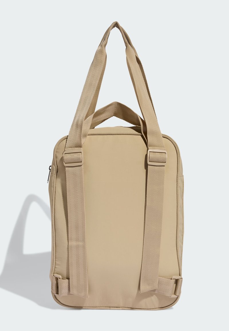 Zaino rettangolare beige con spallacci imbottiti, manico superiore e tasca laterale con cerniera, mostrato dalla parte posteriore su uno sfondo chiaro.