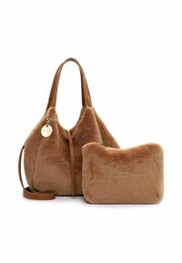 Sac à main en fausse fourrure marron avec une forme arrondie, des poignées en cuir beige, et une pochette assortie plus petite, avec des surfaces douces et texturées.