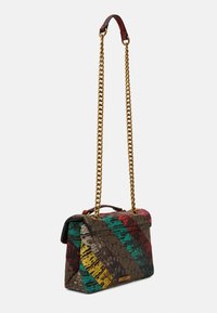Wielokolorowa torba materiałowa z geometrycznym wzorem, złotym łańcuszkiem, ozdobnymi akcentami, z klapką i fakturowanym wykończeniem.