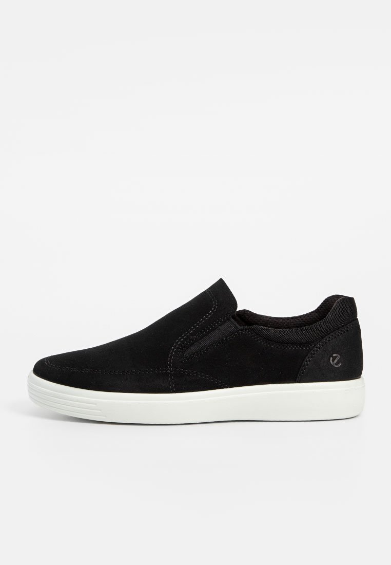 Schwarze Slipper aus Wildleder mit einer weißen Gummisohle. Das Design umfasst elastische Seitenpaneele und ein Logodetail an der Ferse.