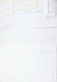 Vero Moda Tall Vaqueros pitillo - white