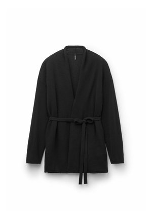 Cárdigan negro envolvente hecho de una tela suave, con mangas largas, cinturilla y un cuello de chal. Diseño y textura simples y minimalistas.