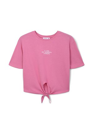 Różowy skrócony t-shirt wykonany z miękkiej bawełny, z krótkimi rękawami i wiązaniem z przodu. Na białym tle znajduje się napis: "È L'ORA DEL MOMENTO LAMENTO."