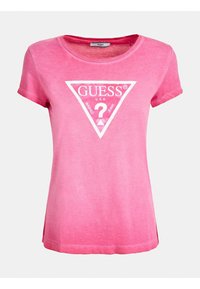 Różowa bawełniana koszulka z krótkim rękawem i okrągłym dekoltem, z białym logo w kształcie trójkąta z napisem "GUESS", "U.S.A." oraz "WASHED JEANS".