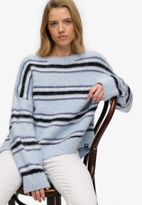 Hellblauer gestreifter Pullover aus weichem Strickstoff, mit horizontalen Streifen in verschiedenen Blau- und Schwarztönen, in lockerer Passform.