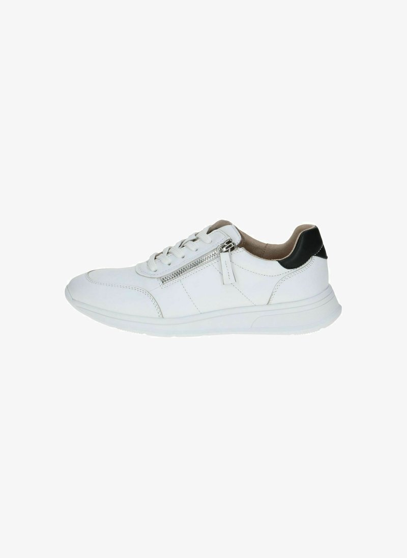 Sneakers bianchi con tomaia in pelle testurizzata, caratterizzati da dettagli neri sul tallone, chiusura con lacci e zip laterale. Suola flessibile.