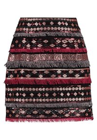 Zwarte rok versierd met gelaagde metalen patronen in roségoud en zilver. Bevat franjes langs de zoom en geometrische ontwerpen.