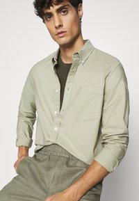 ARKET T-shirt básica - green dark