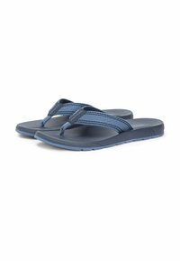 Blå flip-flops med teksturerede stofremme, en flad gummisål og kontrasterende lyseblå detaljer. Minimalistisk design, der passer til afslappet brug.