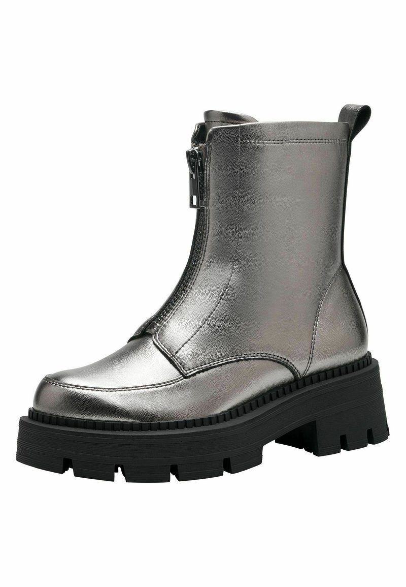 Bottines argentées métalliques avec une fermeture éclair sur le côté, semelle en caoutchouc noir épaisse, texture lisse et design à bout arrondi.